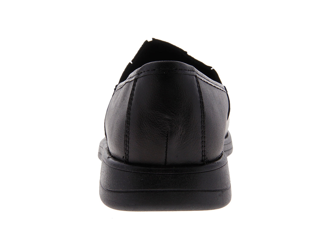 Par de zapatos planos tipo mocasín en piel color negro con acabado liso y suela cómoda.