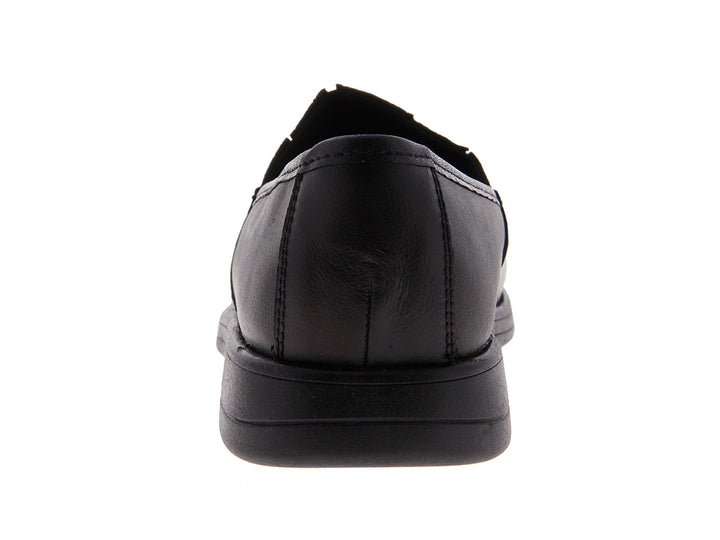 Par de zapatos planos tipo mocasín en piel color negro con acabado liso y suela cómoda.