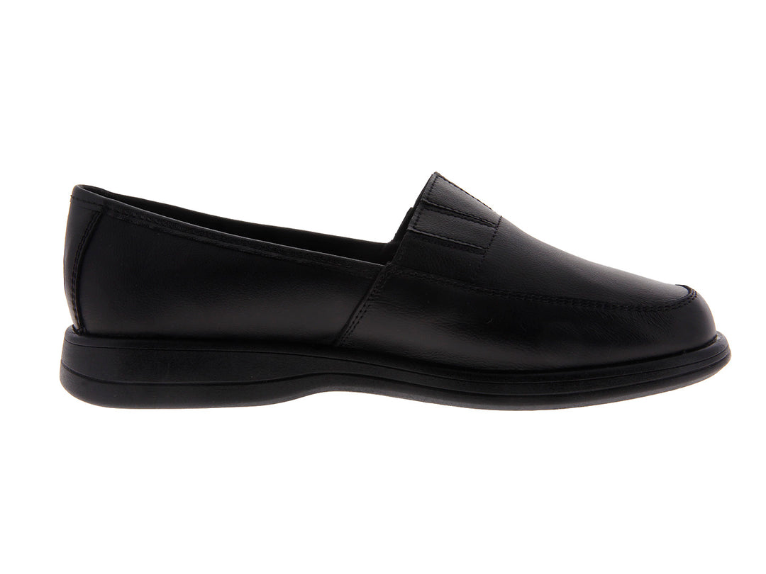 Par de zapatos planos tipo mocasín en piel color negro con acabado liso y suela cómoda.