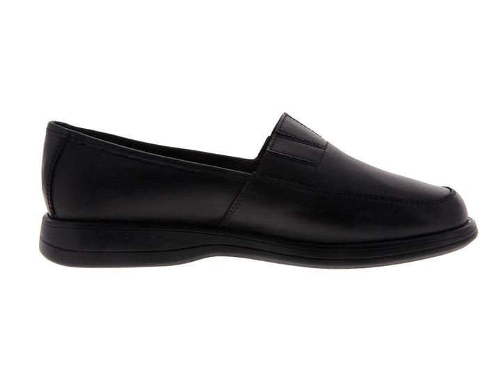 Par de zapatos planos tipo mocasín en piel color negro con acabado liso y suela cómoda.