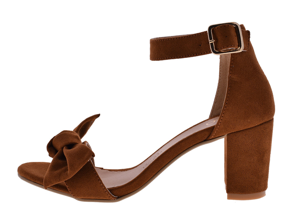 Sandalias color ladrillo con tacón cuadrado, tira al tobillo y detalle de moño frontal.