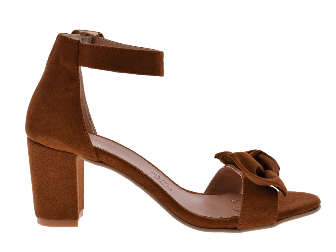 Sandalias color ladrillo con tacón cuadrado, tira al tobillo y detalle de moño frontal.