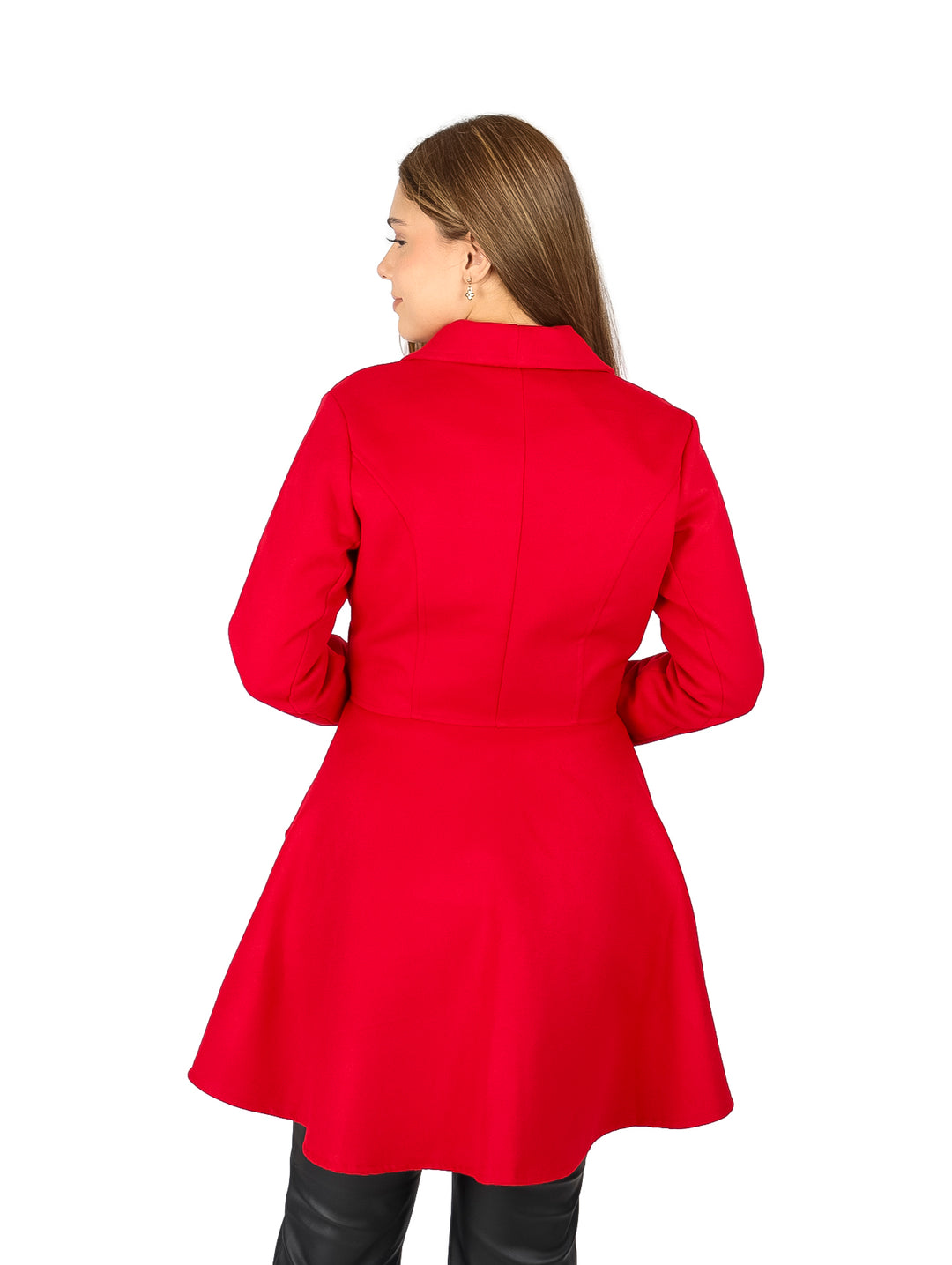 Mujer vistiendo un abrigo rojo de la marca ZLOGAN con botones frontales y corte acampanado sobre fondo blanco.