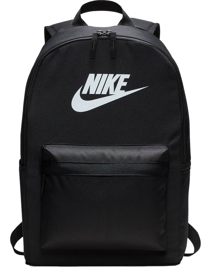Mochila Nike Heritage 2.0 color negro con logotipo blanco y bolsillo frontal.