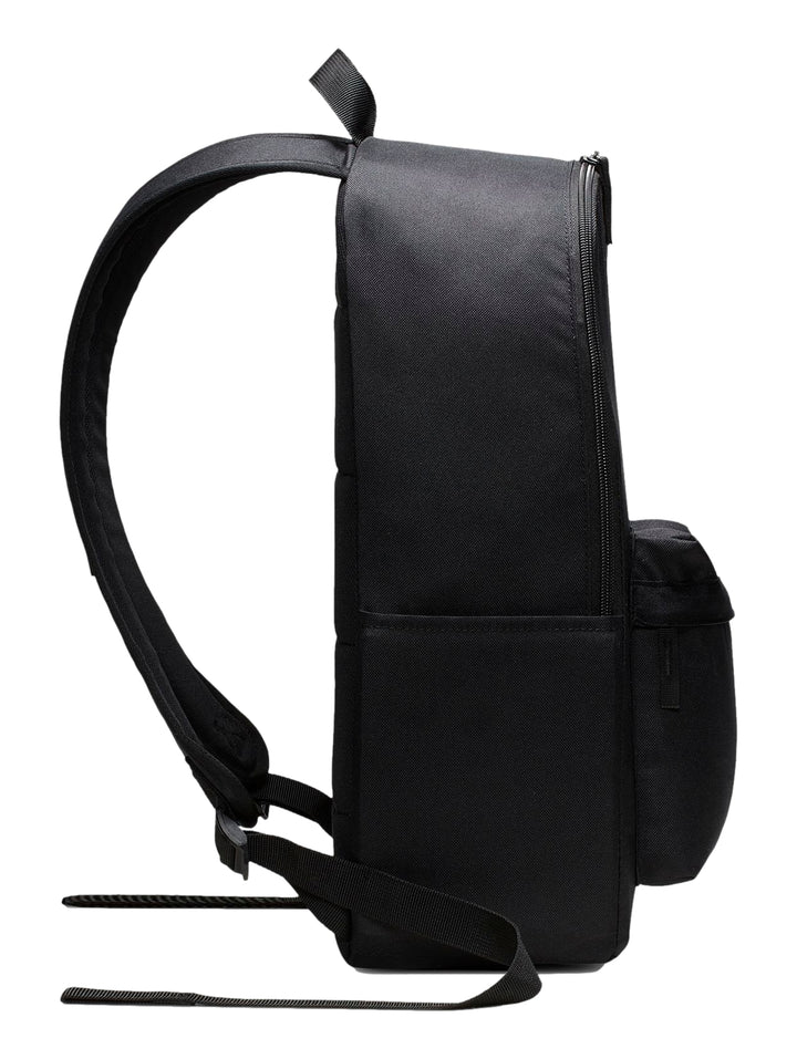 Mochila Nike Heritage 2.0 color negro con logotipo blanco y bolsillo frontal.