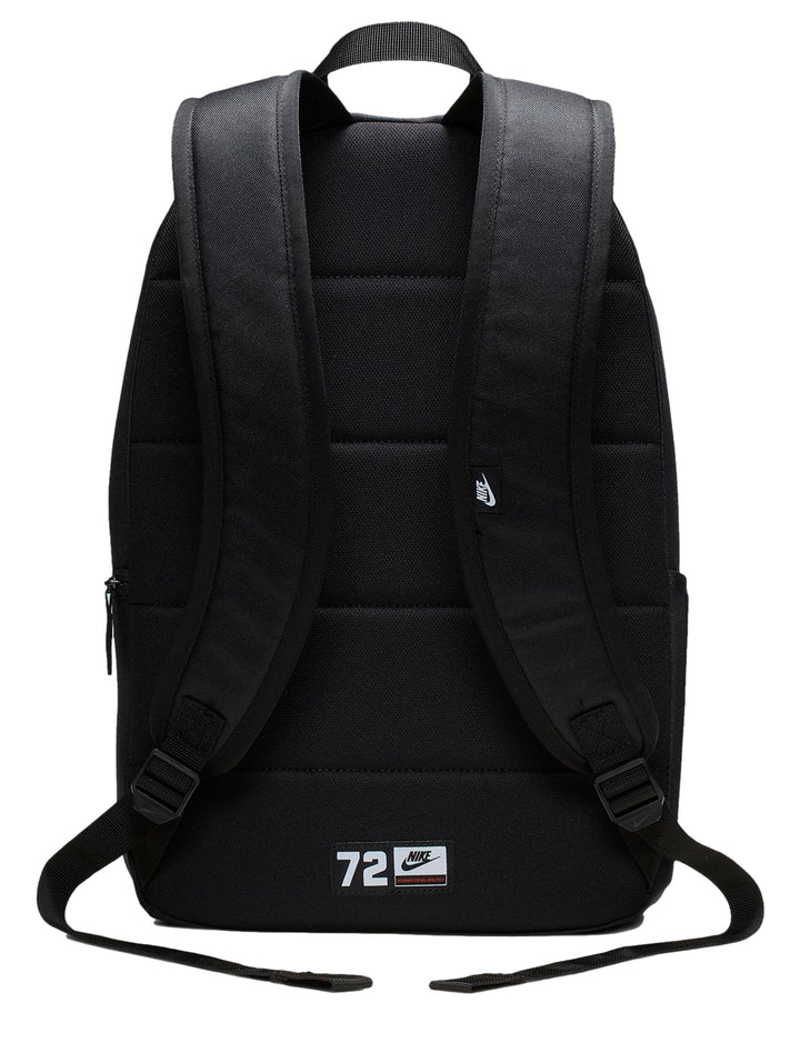 Mochila Nike Heritage 2.0 color negro con logotipo blanco y bolsillo frontal.