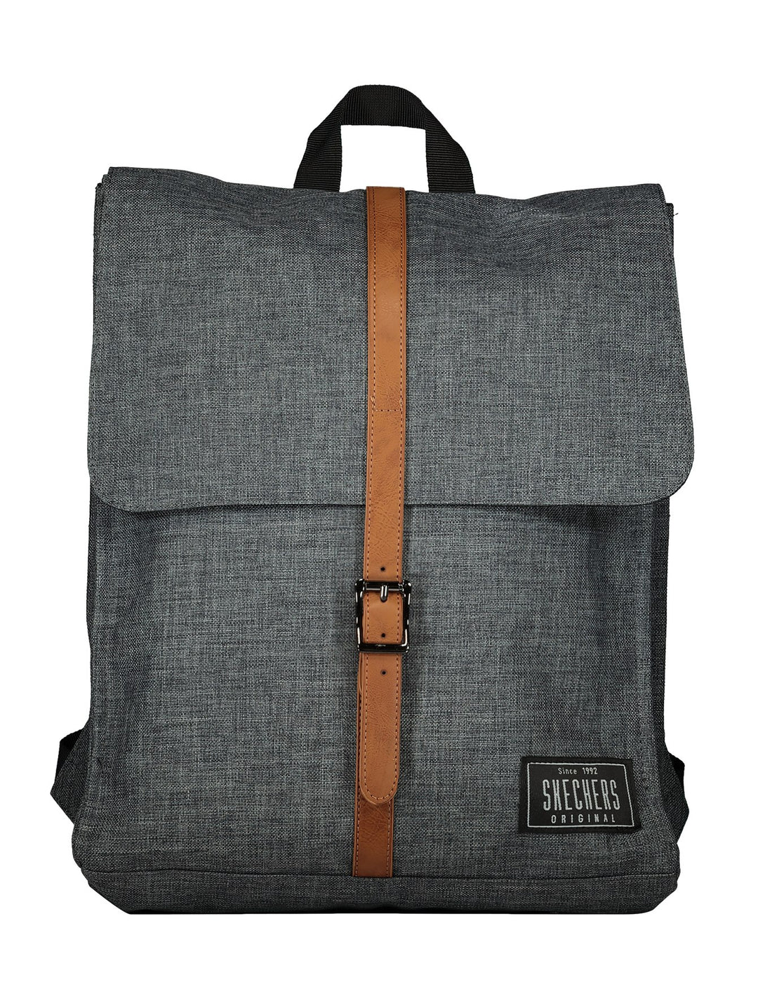 Mochila Skechers color gris con correa central marrón y hebilla metálica.
