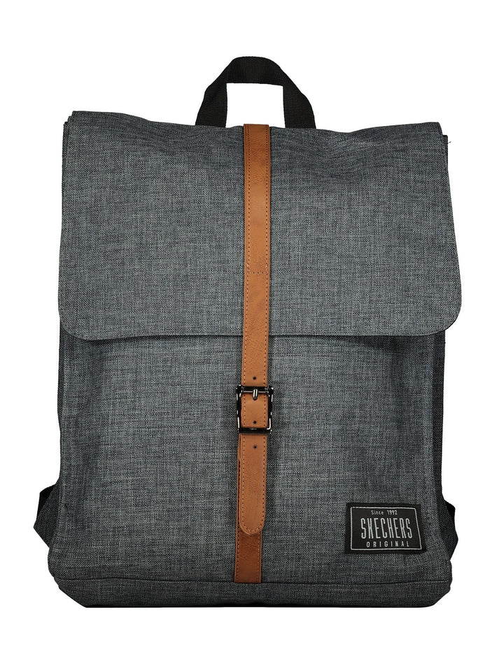 Mochila Skechers color gris con correa central marrón y hebilla metálica.