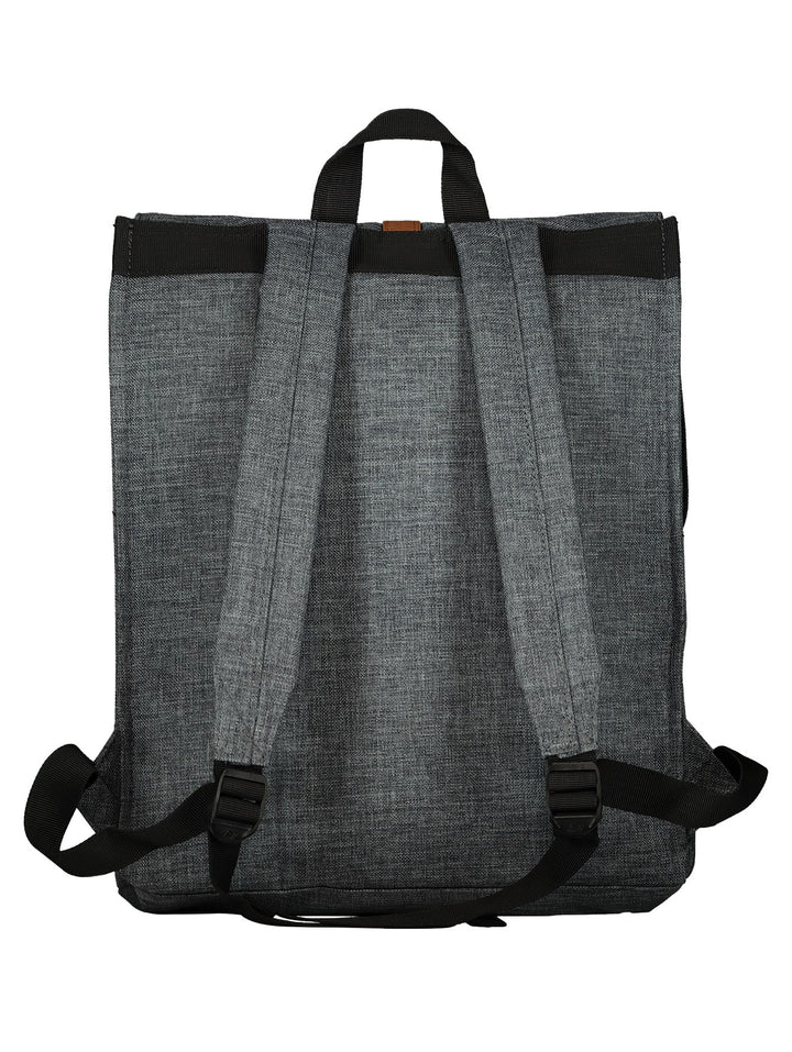 Mochila Skechers color gris con correa central marrón y hebilla metálica.
