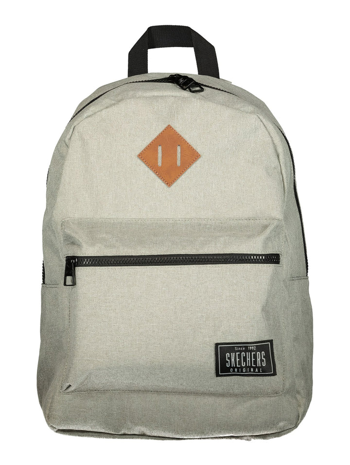 Mochila escolar Skechers de color gris con bolsillo frontal con cierre y detalle en cuero café.