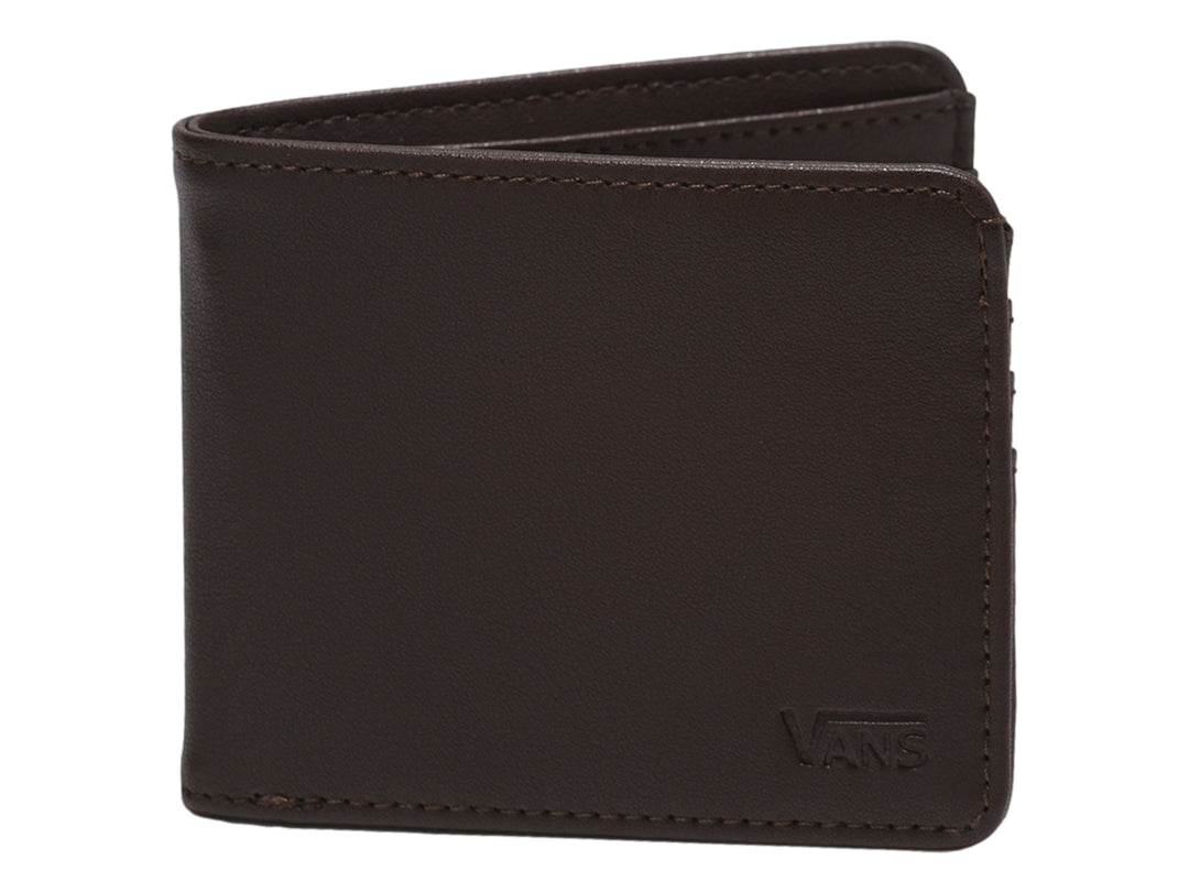 Billetera bifold de color marrón oscuro con logo de Vans grabado en relieve en la esquina inferior derecha.