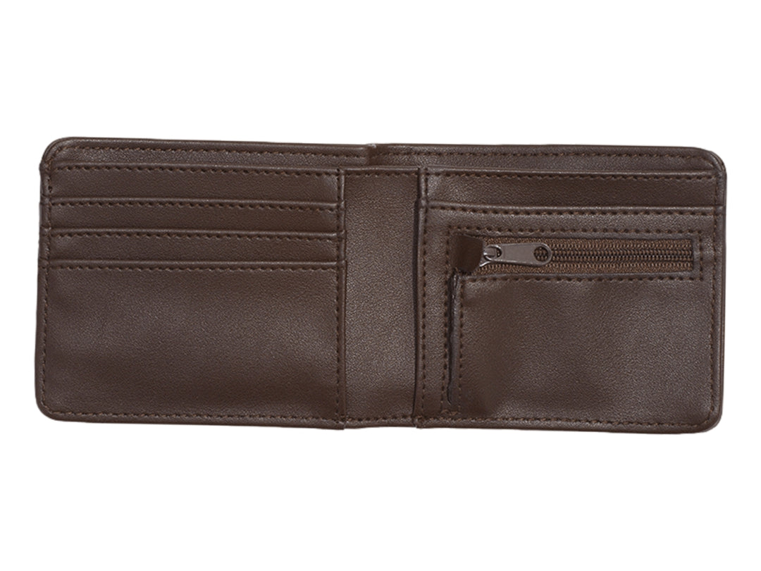 Billetera bifold de color marrón oscuro con logo de Vans grabado en relieve en la esquina inferior derecha.