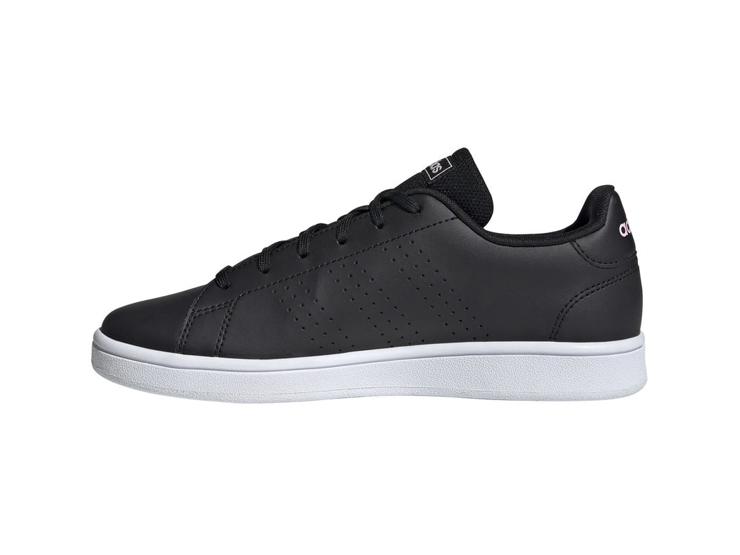 Tenis Adidas Advantage Base en color negro con suela blanca y detalles rosas, vista lateral.