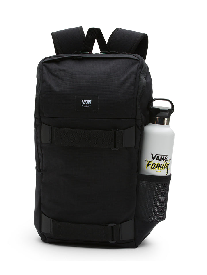 Mochila VANS Obstacle Skatepack color negro con bolsillo lateral y correas frontales.