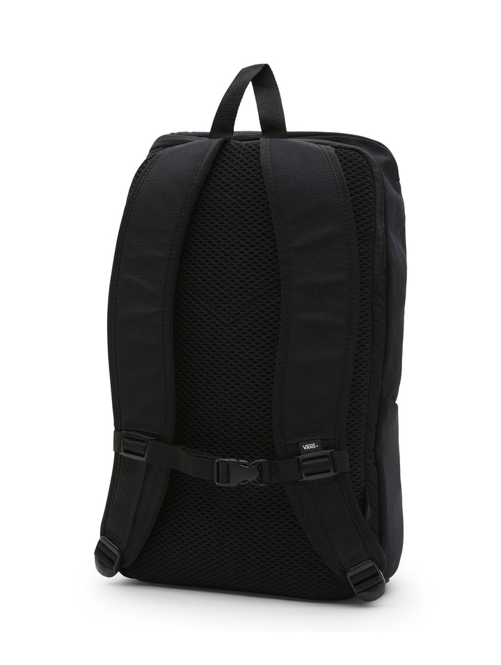 Mochila VANS Obstacle Skatepack color negro con bolsillo lateral y correas frontales.