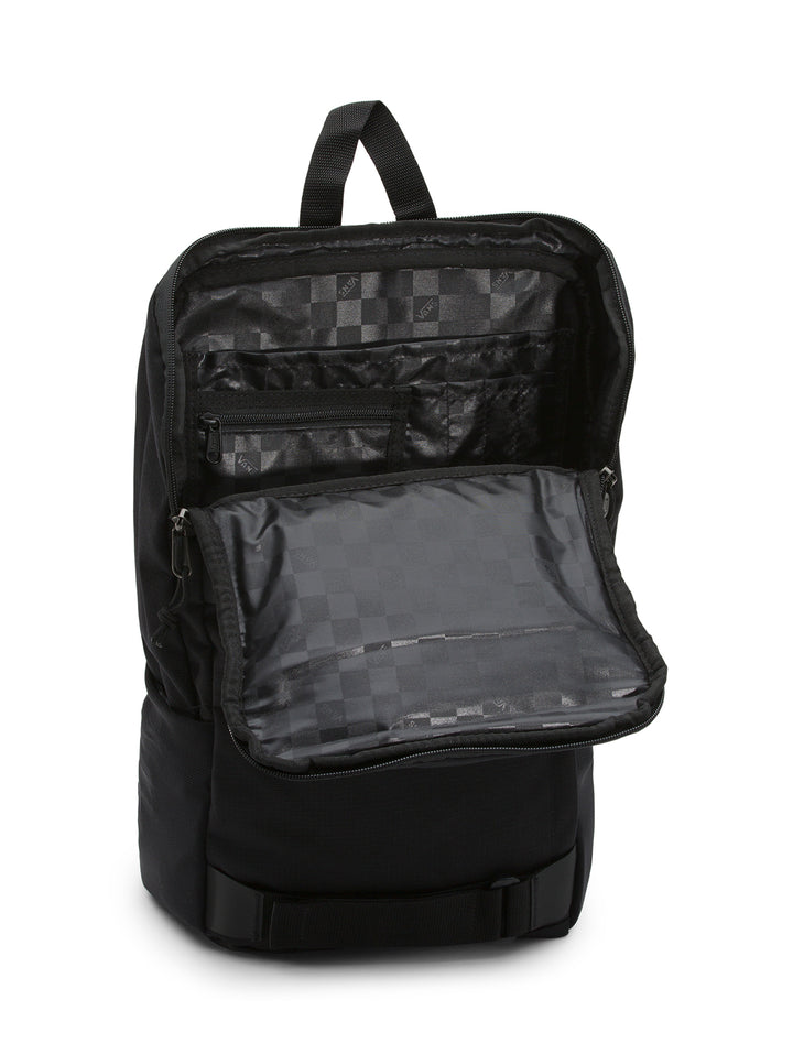 Mochila VANS Obstacle Skatepack color negro con bolsillo lateral y correas frontales.