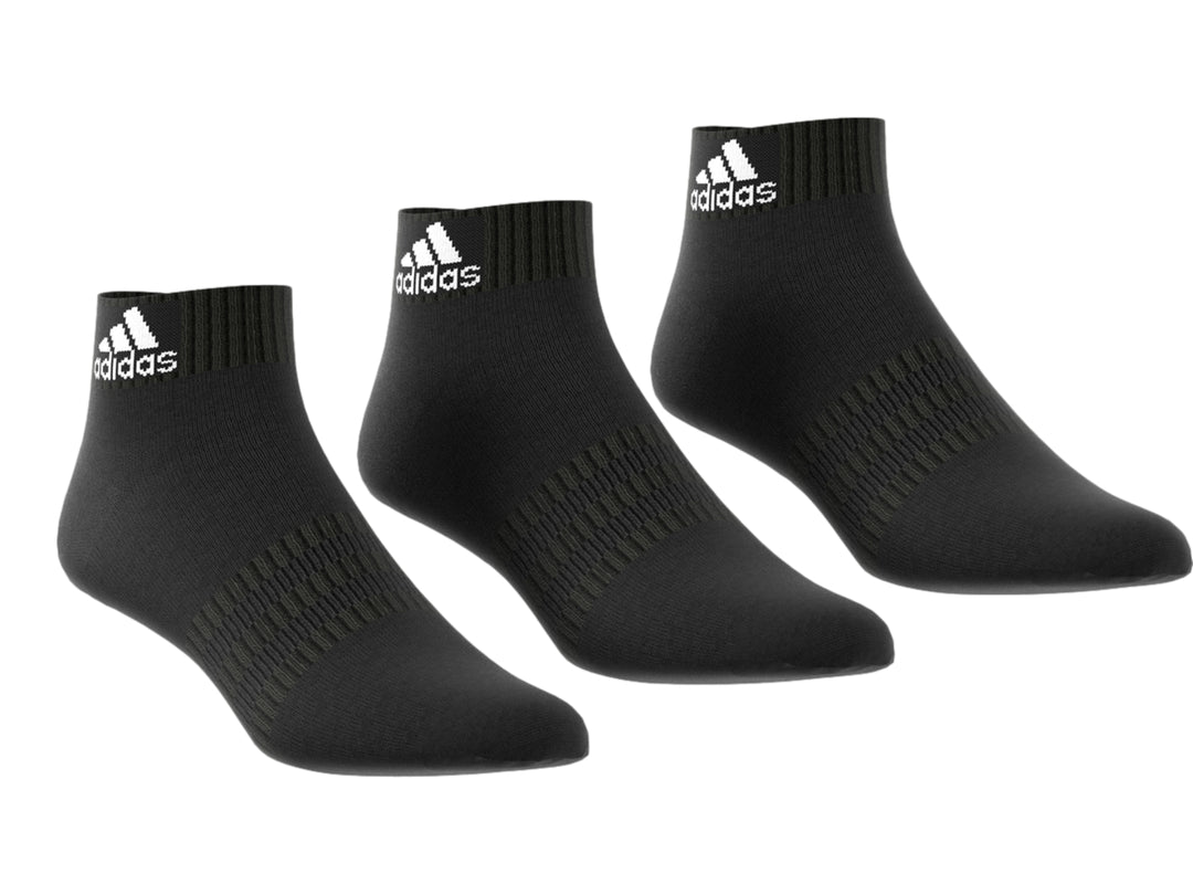 Paquete de tres calcetines cortos Adidas en color negro con logotipo blanco.