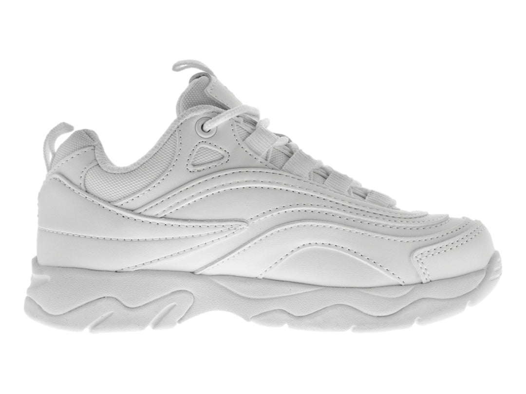Tenis deportivos FILA color blanco con suela gruesa y diseño moderno para uso casual o deportivo.