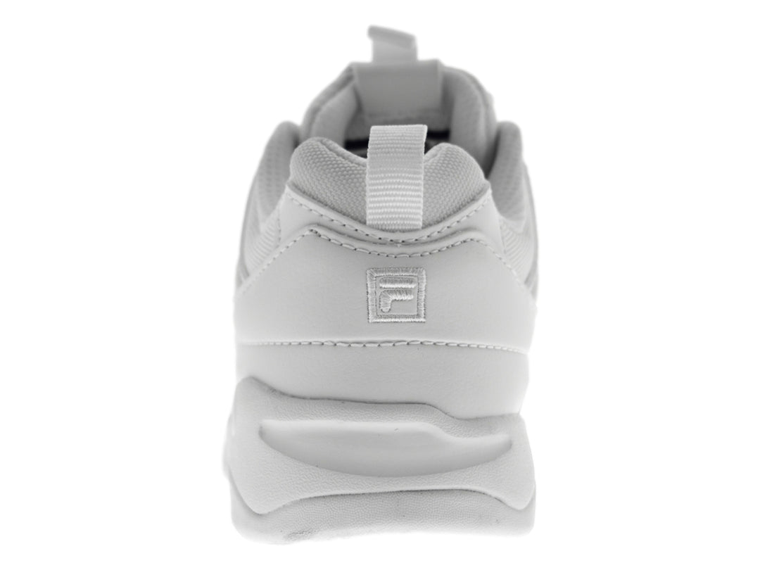 Tenis deportivos FILA color blanco con suela gruesa y diseño moderno para uso casual o deportivo.