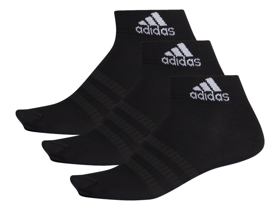 Paquete de tres calcetines cortos negros de la marca Adidas con logotipo blanco en el tobillo.