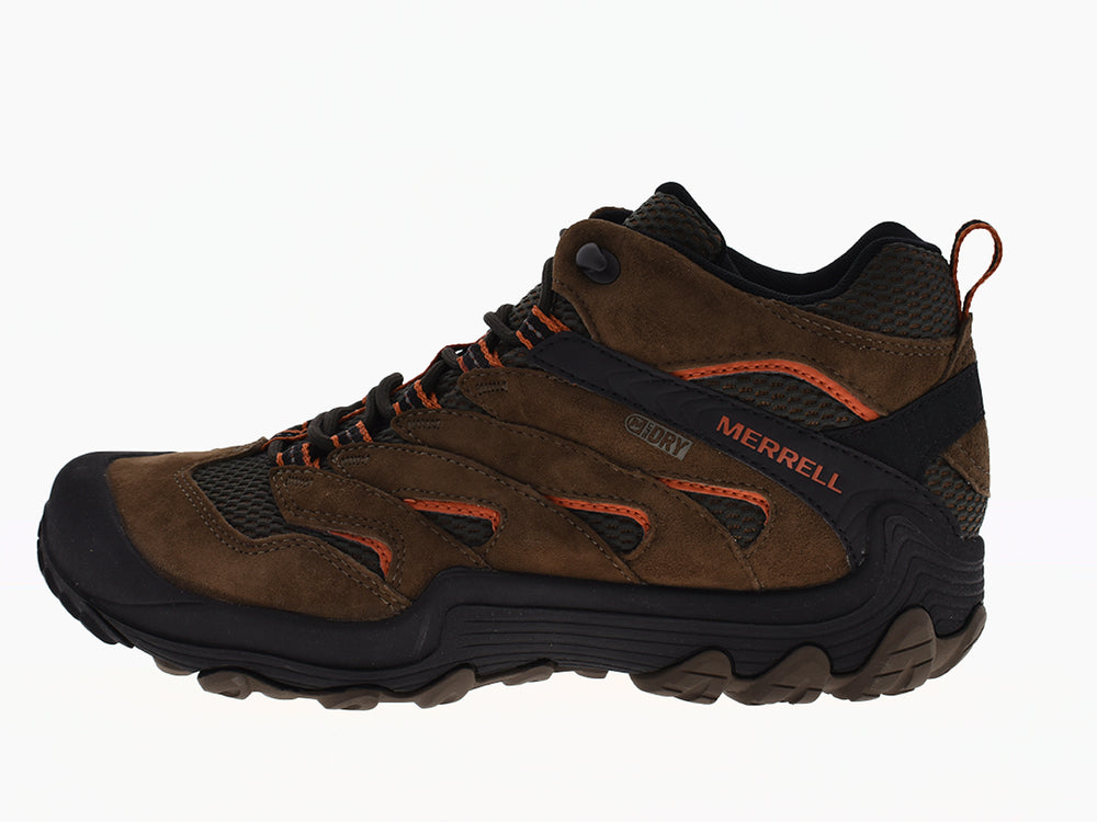 Zapatos de senderismo Merrell color café y negro con detalles naranjas y suela resistente.