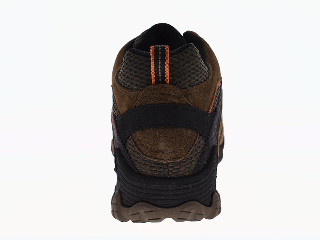 Zapatos de senderismo Merrell color café y negro con detalles naranjas y suela resistente.