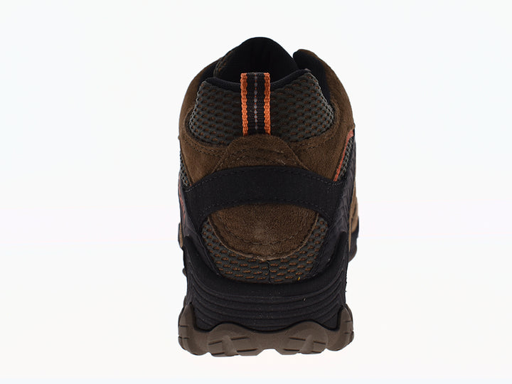 Zapatos de senderismo Merrell color café y negro con detalles naranjas y suela resistente.