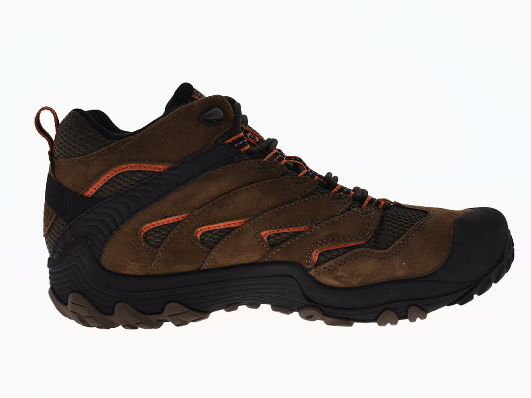 Zapatos de senderismo Merrell color café y negro con detalles naranjas y suela resistente.