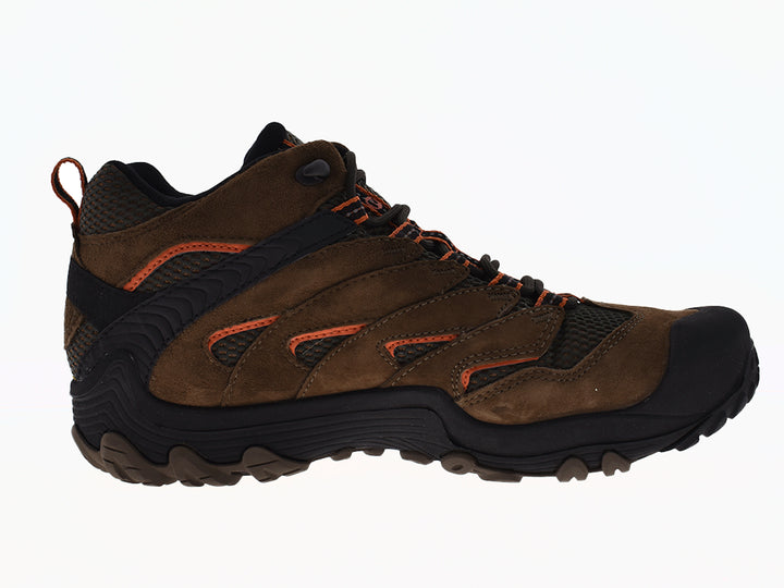 Zapatos de senderismo Merrell color café y negro con detalles naranjas y suela resistente.