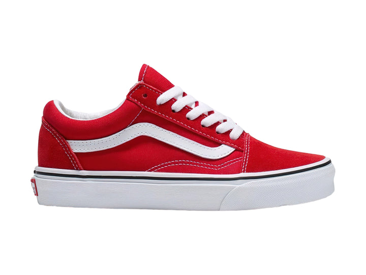 Tenis Vans Old Skool en color rojo con franja y suela blanca y detalle negro en la entresuela.