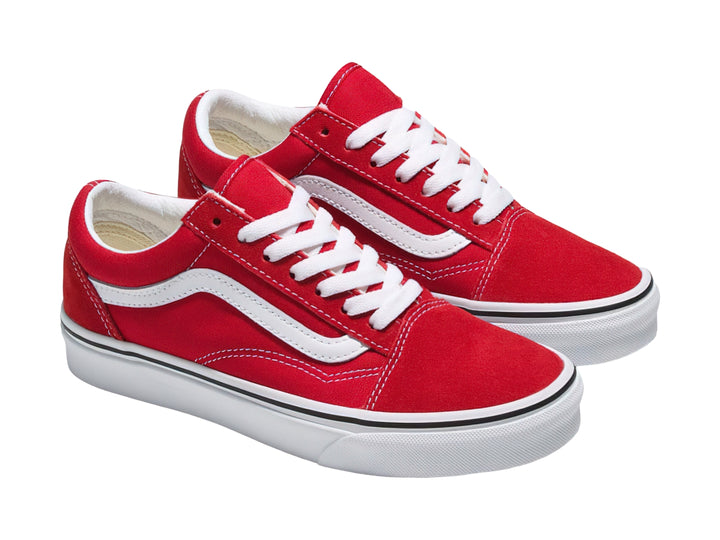 Tenis Vans Old Skool en color rojo con franja y suela blanca y detalle negro en la entresuela.