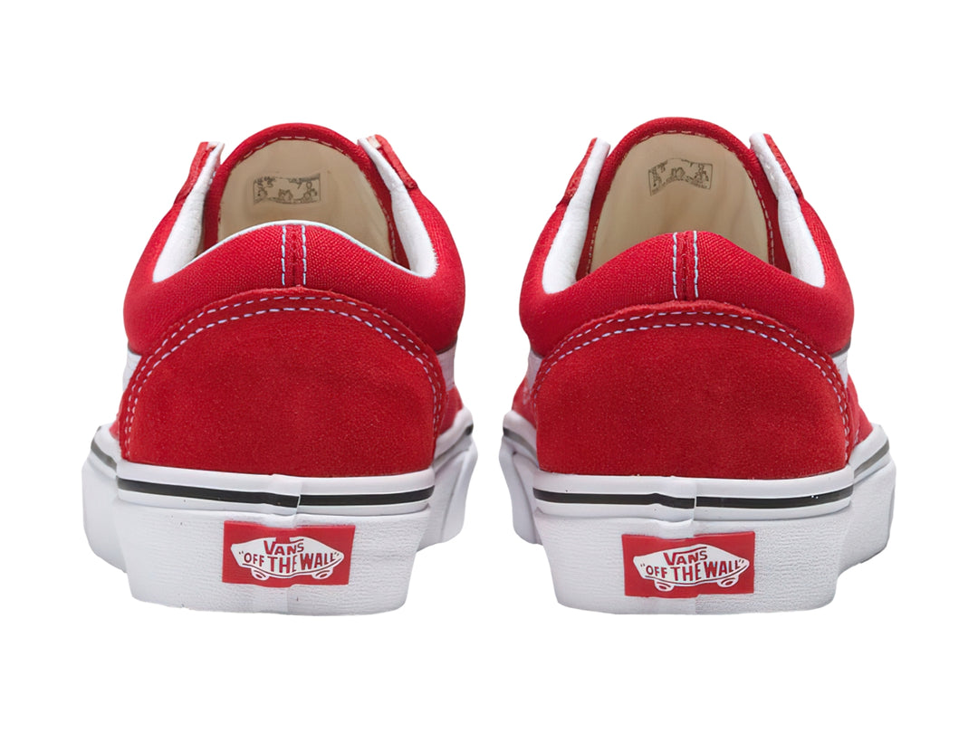 Tenis Vans Old Skool en color rojo con franja y suela blanca y detalle negro en la entresuela.