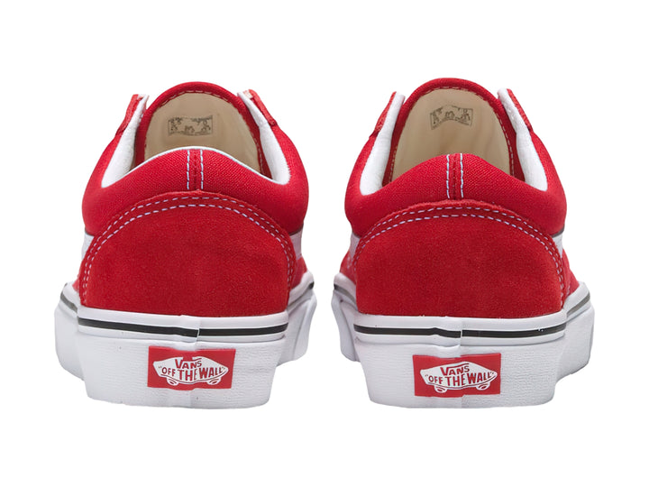 Tenis Vans Old Skool en color rojo con franja y suela blanca y detalle negro en la entresuela.