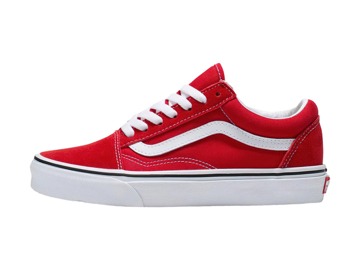 Tenis Vans Old Skool en color rojo con franja y suela blanca y detalle negro en la entresuela.