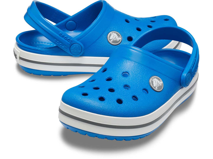 Zuecos Crocs Crocband para niño en color azul brillante con franja blanca y gris en la suela.