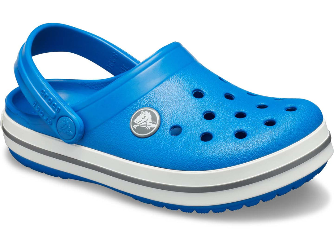 Zuecos Crocs Crocband para niño en color azul brillante con franja blanca y gris en la suela.