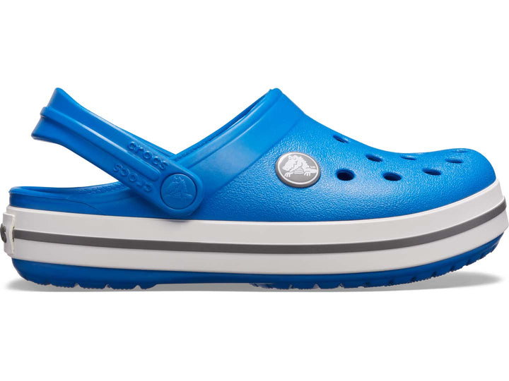 Zuecos Crocs Crocband para niño en color azul brillante con franja blanca y gris en la suela.