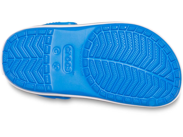 Zuecos Crocs Crocband para niño en color azul brillante con franja blanca y gris en la suela.