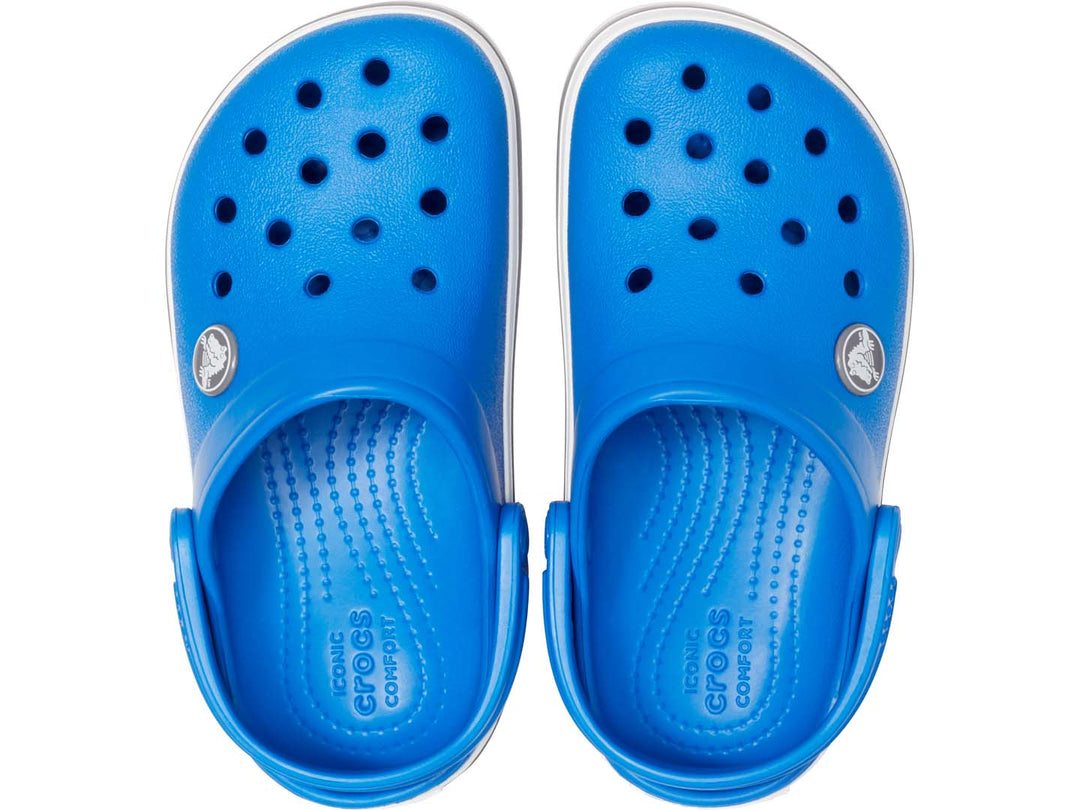 Zuecos Crocs Crocband para niño en color azul brillante con franja blanca y gris en la suela.