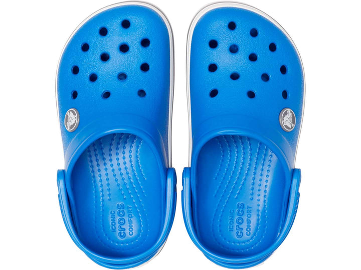 Zuecos Crocs Crocband para niño en color azul brillante con franja blanca y gris en la suela.