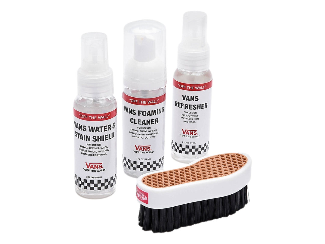 Kit de cuidado para calzado Vans que incluye tres botellas de spray y un cepillo de limpieza blanco con cerdas negras.