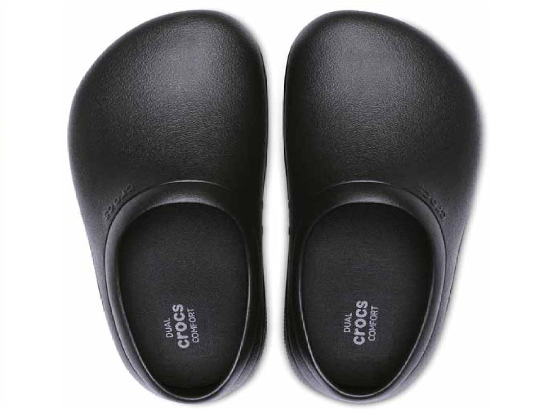 Zueco Crocs On The Clock Work Slipon para hombre en color negro.