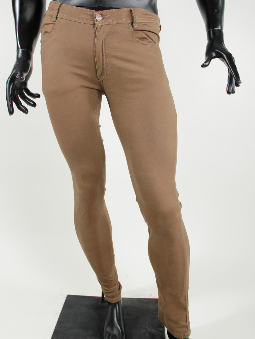 Pantalón ajustado color khaki para hombre exhibido en un maniquí negro.