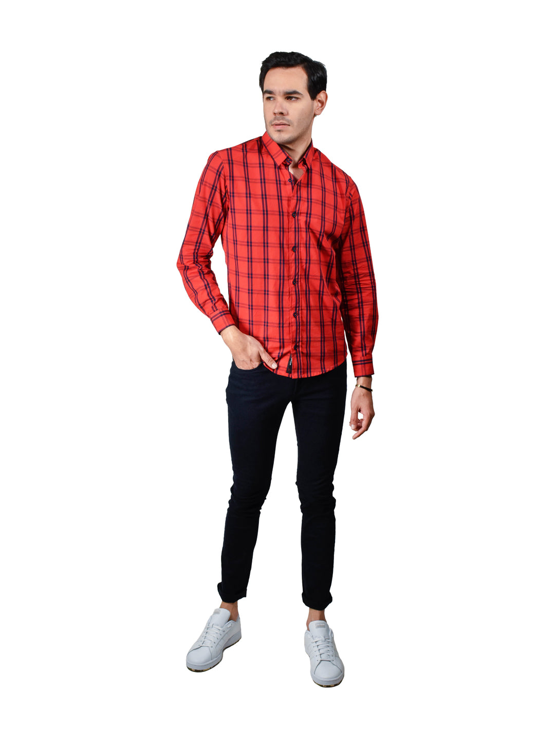 Hombre vistiendo pantalón ajustado color marino con tenis blancos y camisa a cuadros roja.
