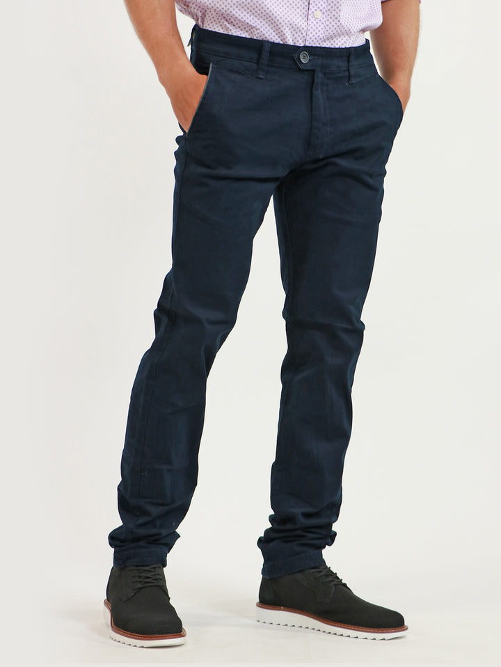 Hombre vistiendo un pantalón color marino de estilo casual y moderno.