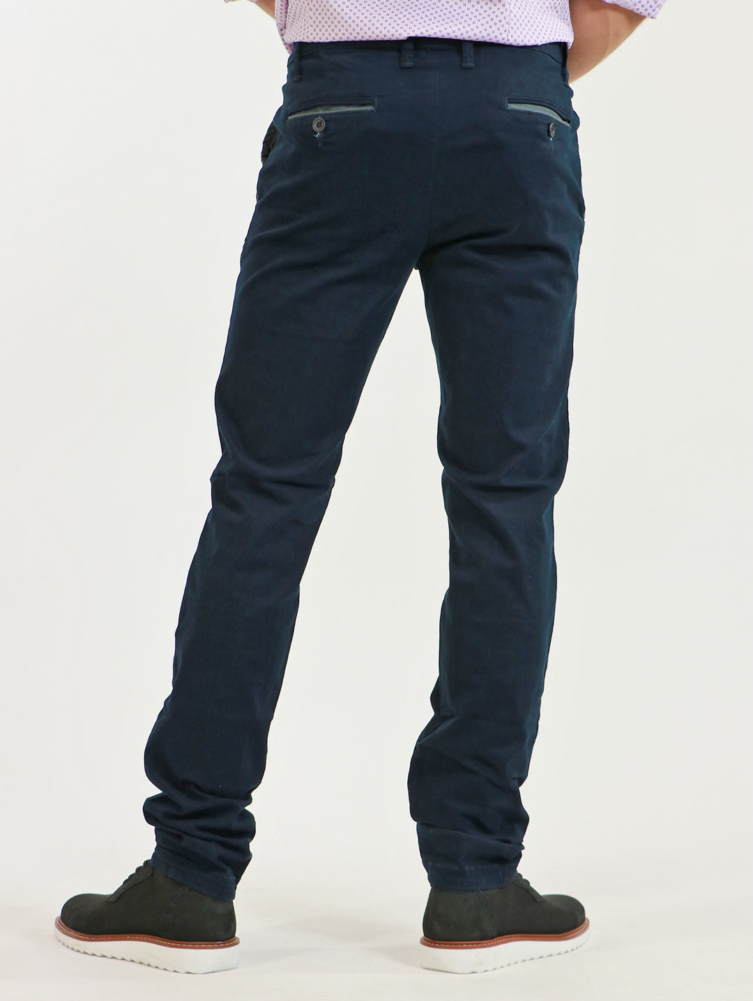 Hombre vistiendo un pantalón color marino de estilo casual y moderno.