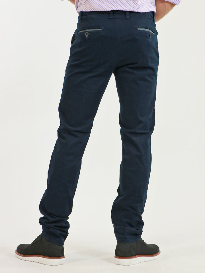 Hombre vistiendo un pantalón color marino de estilo casual y moderno.
