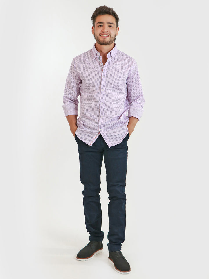 Hombre vistiendo un pantalón color marino de estilo casual y moderno.