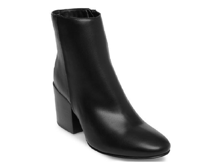 Botín negro de mujer marca Madden Girl con tacón cuadrado y acabado mate.