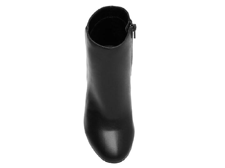 Botín negro de mujer marca Madden Girl con tacón cuadrado y acabado mate.